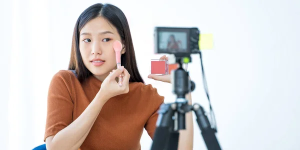 Młoda Azjatka Nagrywa Film Dla Blogerki Piękności Makijaż Tutorial — Zdjęcie stockowe