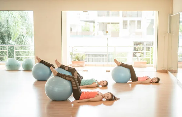Fitness Junge Asiatinnen Beim Yoga Training Oder Workout Mit Gymnastikball — Stockfoto