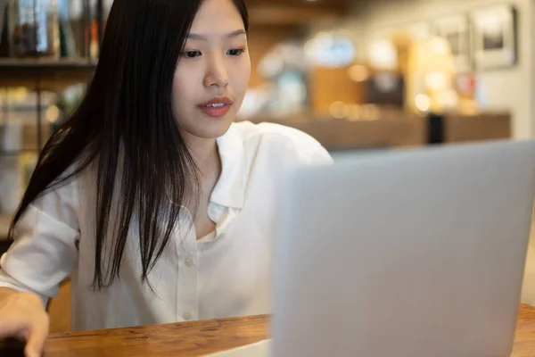 Kafedeki Kafede Dizüstü Bilgisayarla Çalışan Genç Asyalı Kadın — Stok fotoğraf