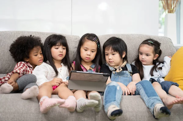 Grupo Niños Pequeños Viendo Películas Dibujos Animados Juntos Una Tableta —  Fotos de Stock