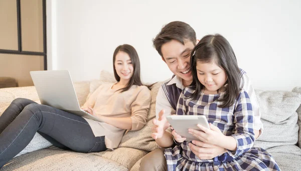 Feliz Asiático Familia Pasar Tiempo Juntos Sofá Sala Estar Concepto —  Fotos de Stock