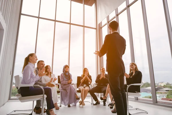 Conférencier Homme Affaires Donnant Une Conférence Une Réunion Affaires Auditoire — Photo