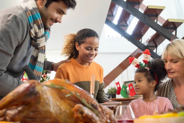 Feliz Familia Celebrando Cena Acción Gracias Casa Acción Gracias Concepto — Foto de Stock