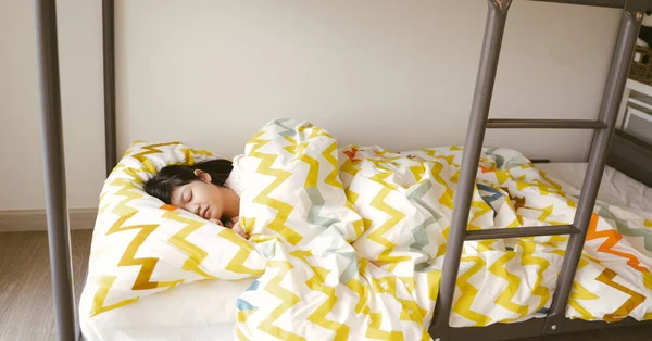 Petite Fille Asiatique Dormir Sur Lit Superposé Dans Chambre Coucher — Photo