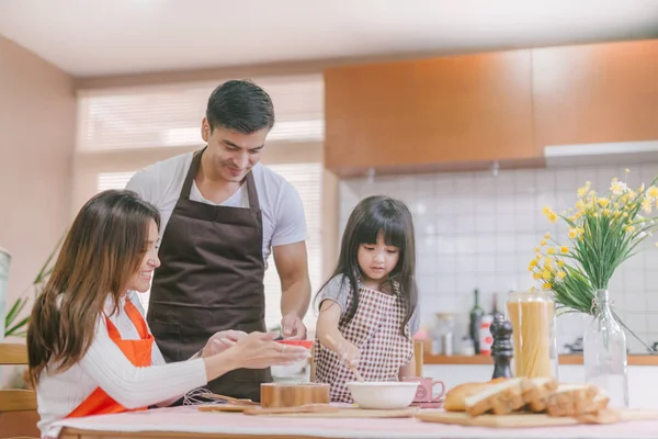 Hija Padre Preparando Horneado — Foto de Stock