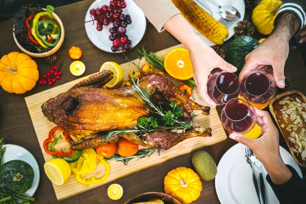 Egy Csapat Ember Együtt Vacsorázik Pulykával Étkezés Bor Egészségére Party — Stock Fotó