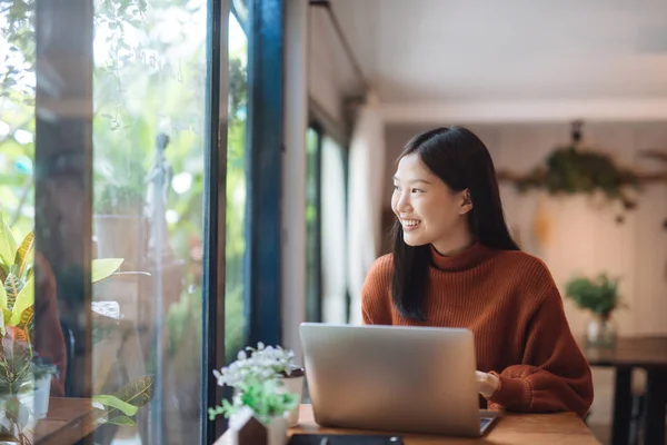 Bir Kafede Dizüstü Bilgisayarla Çalışan Mutlu Asyalı Genç Kız — Stok fotoğraf
