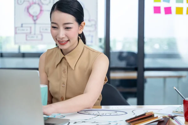 Modern Yaratıcı Ofiste Dizüstü Bilgisayarla Çalışan Asyalı Kadın — Stok fotoğraf