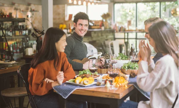 Cena Con Amigos Grupo Jóvenes Disfrutando Cena Juntos — Foto de Stock