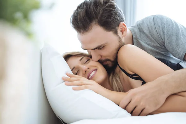 Casal Jovem Beijando Bochecha Cama Acordar Manhã Casal Amoroso Quarto — Fotografia de Stock