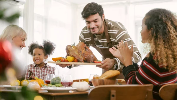 Padre Llevando Pavo Servido Para Familia Cena Acción Gracias Acción — Foto de Stock