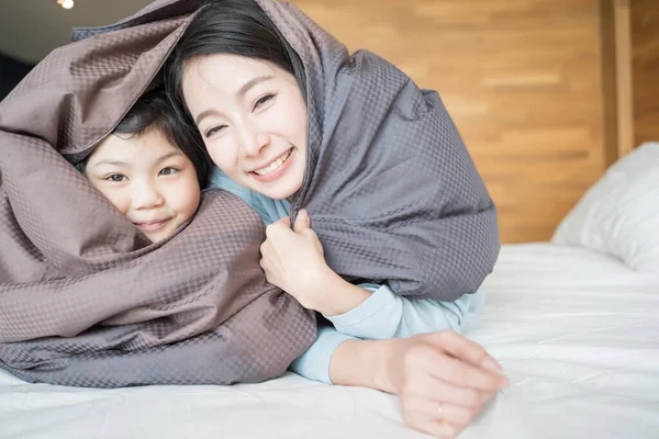 Madre Hija Niña Jugando Dormitorio Poniéndose Una Manta Feliz Familia —  Fotos de Stock