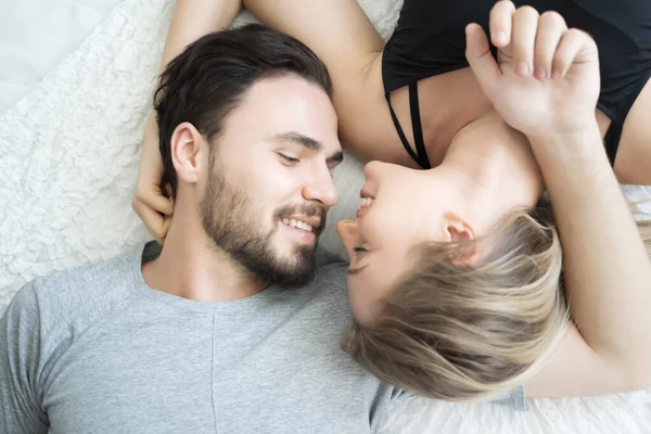 Casal Jovem Beijando Cama Casal Loving Quarto — Fotografia de Stock