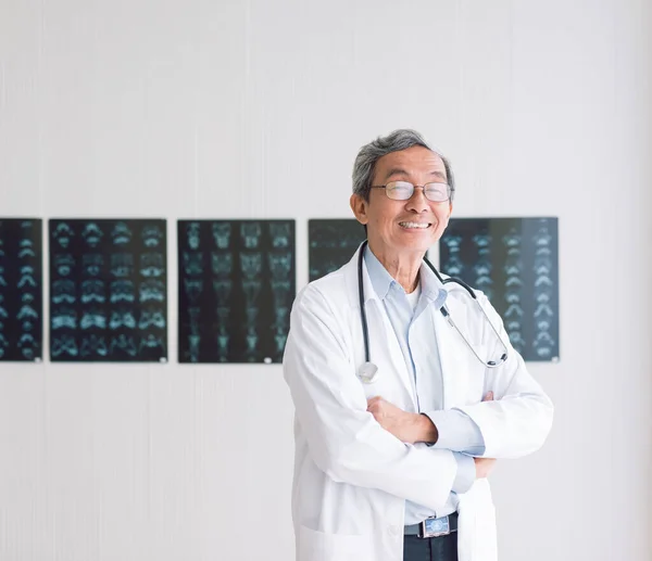 Röntgen Geçmişinde Kıdemli Bir Doktorun Portresi — Stok fotoğraf