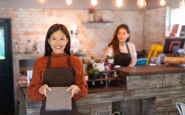 Joven Camarera Asiática Usar Delantal Mostrar Menú Propietario Del Negocio — Foto de Stock