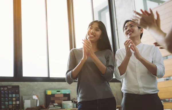 Jóvenes Empresarios Creativos Asiáticos Aplaudiendo Reunión — Foto de Stock