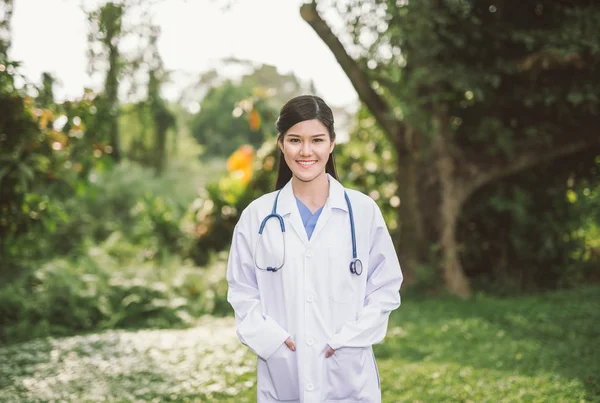 Doğa Parkındaki Doktor Kadın — Stok fotoğraf