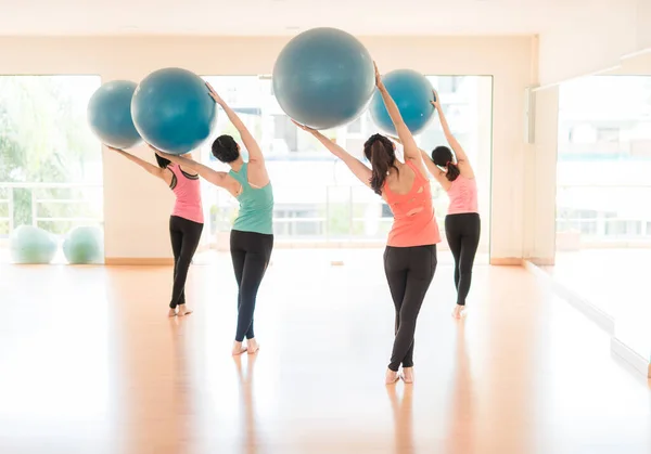 Fitness Jovens Mulheres Ásia Fazendo Treinamento Esportivo Treino Com Bola — Fotografia de Stock