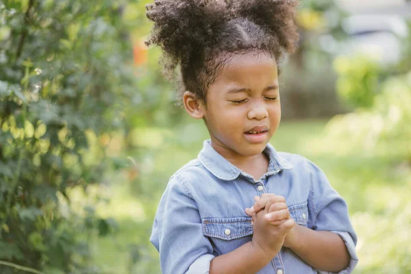 Niña Rezando Niño Reza Gesto Manos Plegadas Concepto Oración Por — Foto de Stock