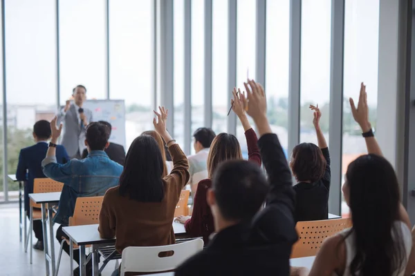 Alzate Mani Braccia Del Grande Gruppo Aula Seminario Concordare Con — Foto Stock