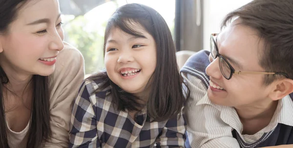 Asyalı Mutlu Bir Ailenin Oturma Odasında Birlikte Vakit Geçirdiği Portre — Stok fotoğraf