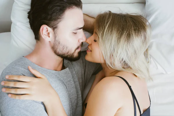 Casal Jovem Beijando Cama Casal Loving Quarto — Fotografia de Stock