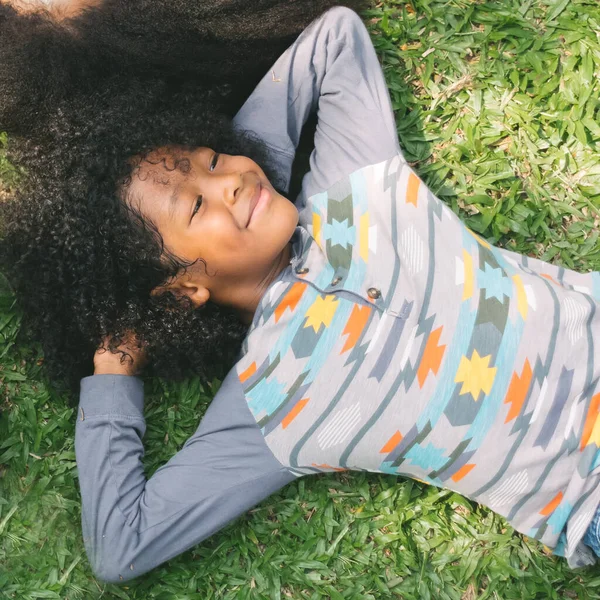 Niños Felices Niños Sonriendo Tendidos Césped Parque — Foto de Stock