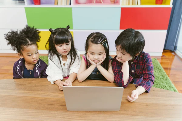 Grupo Crianças Pequenas Diversidade Assistindo Filme Juntos Laptop Crianças Brincando — Fotografia de Stock