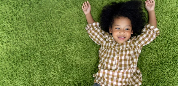 Niños Felices Niña Sonriendo Acostada Suelo Alfombra Verde Sala Estar — Foto de Stock