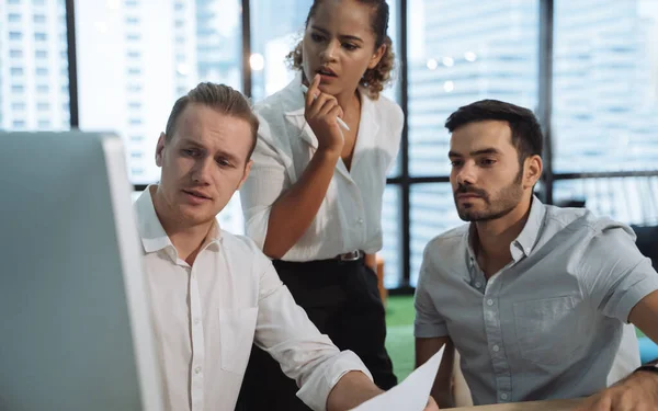 İş adamları ofis binası manzarasında toplanıyorlar. Çalışma ve proje hakkındaki fikirleri ortaklarla paylaşan bir grup iş adamı 