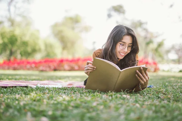 Porträtt Gymnasiet Flicka Lägga Ner Och Läsa Bok Parken Utbildning — Stockfoto