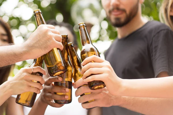 Grupo Amigos Brindar Cervejas Livre Pessoas Festa Bebem Torradas — Fotografia de Stock