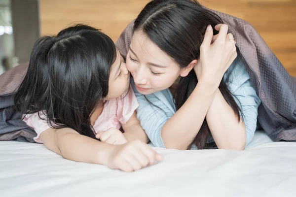 Filha Beija Bochecha Mãe Abraçando Quarto Família Asiática Feliz — Fotografia de Stock