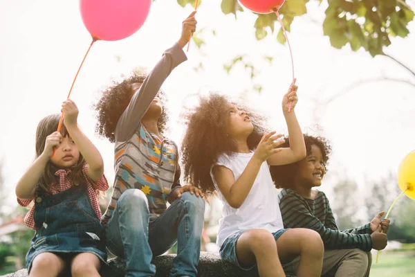 Diversidade Crianças Felizes Com Balões Braços Céu — Fotografia de Stock