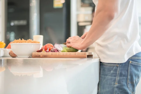 Retrato Primer Plano Hombre Con Las Manos Cortando Verduras Cocina — Foto de Stock