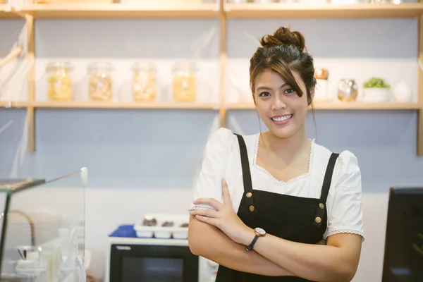 Retrato Camarera Asiática Usando Delantal Pie Cafetería — Foto de Stock