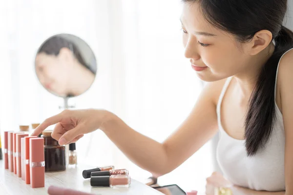 Azji Kobieta Wskazując Wybór Szminki Makijażu Piękno — Zdjęcie stockowe