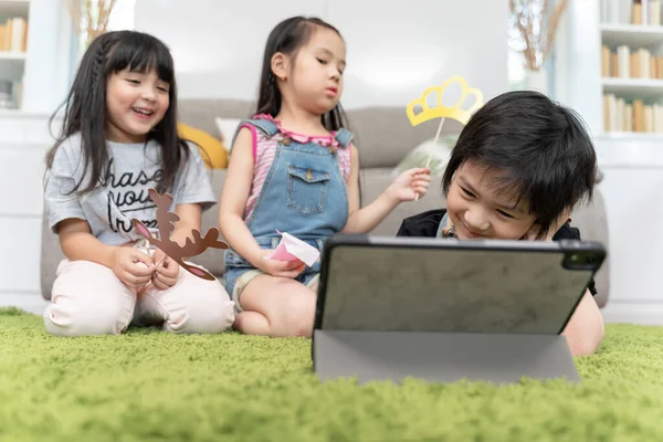 Grupo Crianças Pequenas Diversidade Assistindo Filme Juntos Laptop Crianças Brincando — Fotografia de Stock