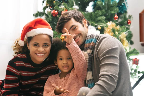 Retrato Feliz Familia Decorada Para Navidad — Foto de Stock
