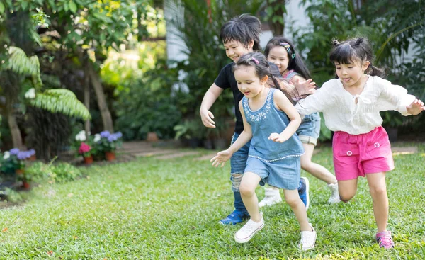 Niños Asiáticos Jugando Aire Libre Con Amigos Niños Pequeños Juegan — Foto de Stock