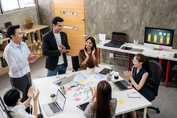 Grupo Pessoas Negócios Criativos Equipe Asiática Batendo Palmas Para Sucesso — Fotografia de Stock