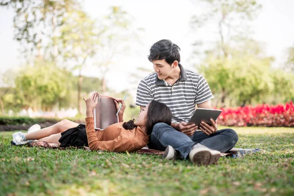 Asiatiska Par Läser Bok Några Studenter Med Bok Utbildning Naturparken — Stockfoto