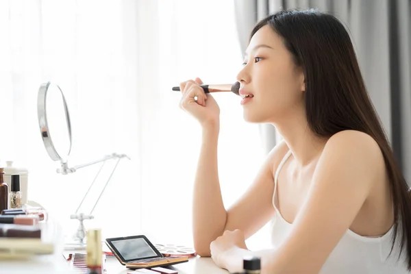 Młody Azji Kobieta Makijaż Piękno Przez Makijaż Szczotka — Zdjęcie stockowe