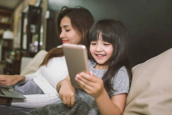 Мати Дочка Використовують Смартфон Ноутбук Разом Спальні Концепція Технології — стокове фото