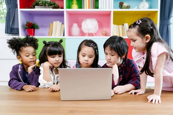 Grupo Crianças Pequenas Diversidade Assistindo Filme Juntos Laptop Crianças Brincando — Fotografia de Stock