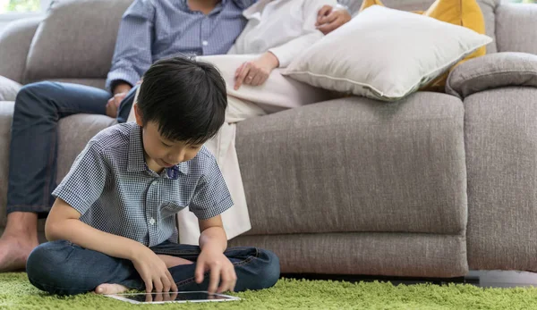 Niño Usando Tableta Sala Estar Los Padres Ver Televisión Concepto —  Fotos de Stock