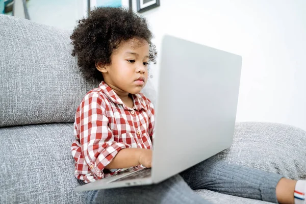 Menina Com Laptop Criança Afircan Usando Laptop — Fotografia de Stock