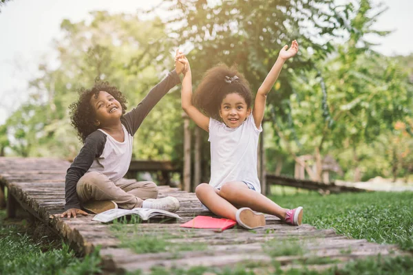 Pequeño Afro Niña Lectura Libro Entre Verdes Espigas Prado Jardín — Foto de Stock