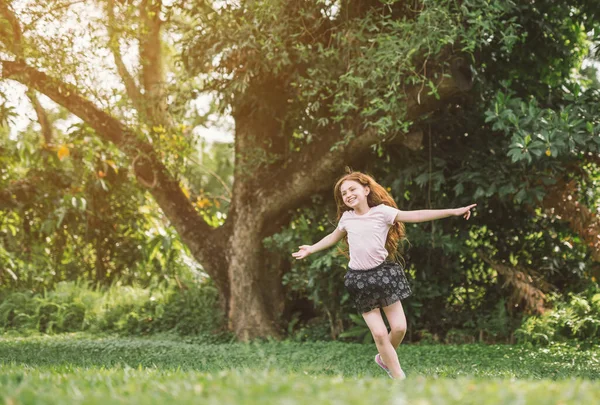 Menina Com Braços Abertos Desfrutando Sua Liberdade Parque Tão Feliz — Fotografia de Stock