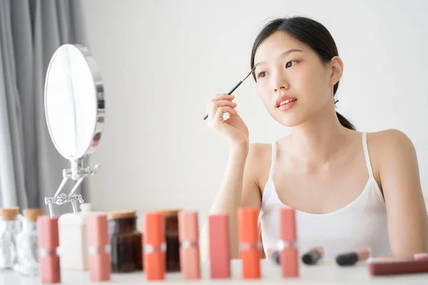 Młody Azji Kobieta Makijaż Piękno Przez Brwi Szczotka — Zdjęcie stockowe